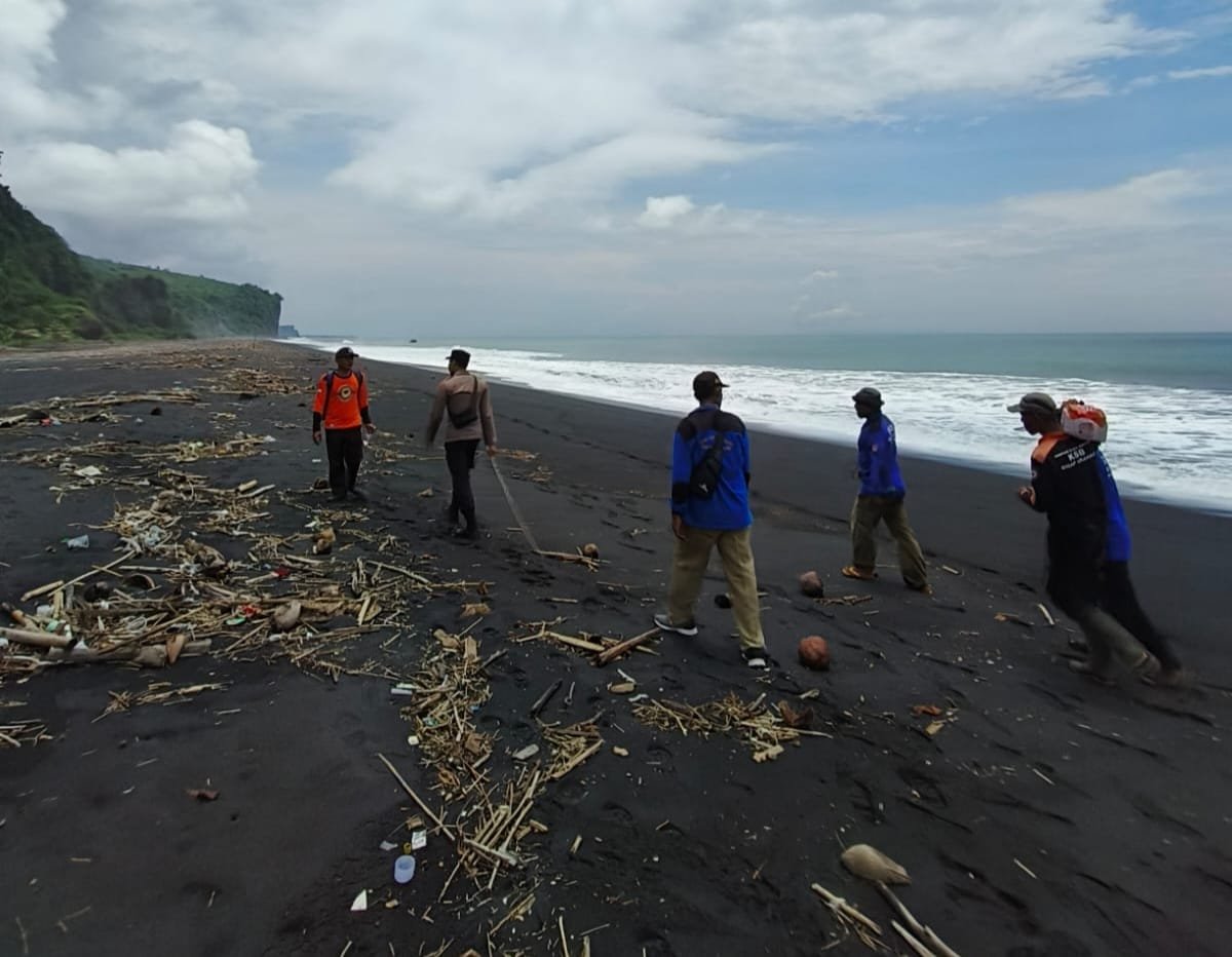 Hari Ketujuh, Polsek Tempursari Bantu Pencarian Ibu dan Anak Asal Malang yang Terseret Arus Sungai Glidik