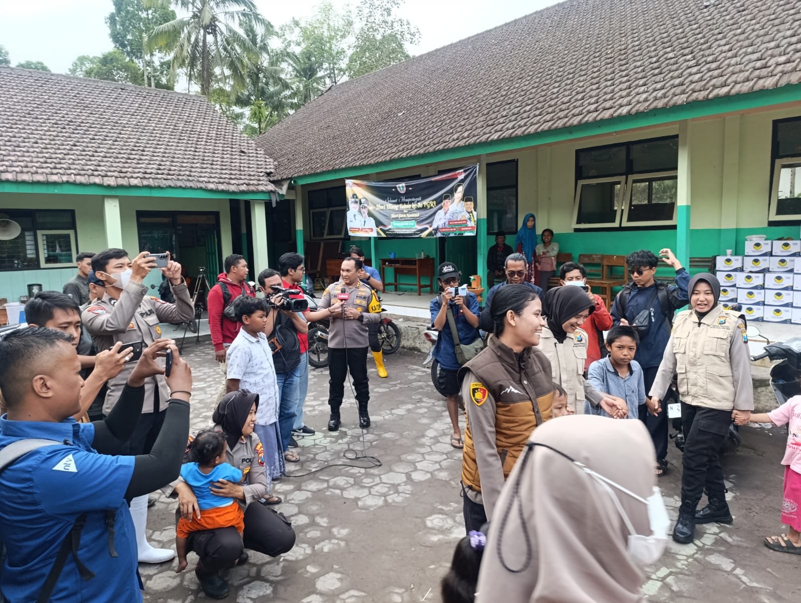 Polres Lumajang Lakukan Trauma Healing, Anak-Anak Pengungsi Semeru Kembali Ceria