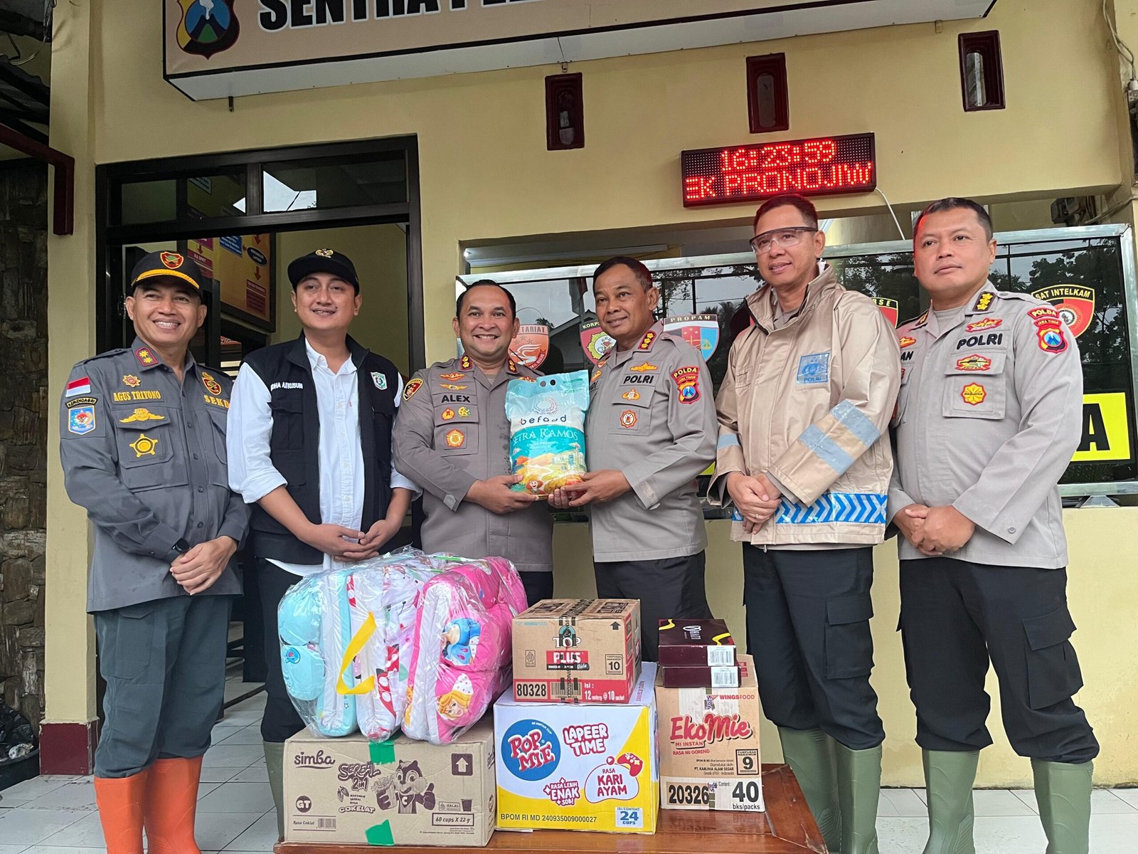 Karo Ops Polda Jatim Salurkan Bantuan dan Tinjau Penanganan Pengungsi Erupsi Semeru di Supiturang