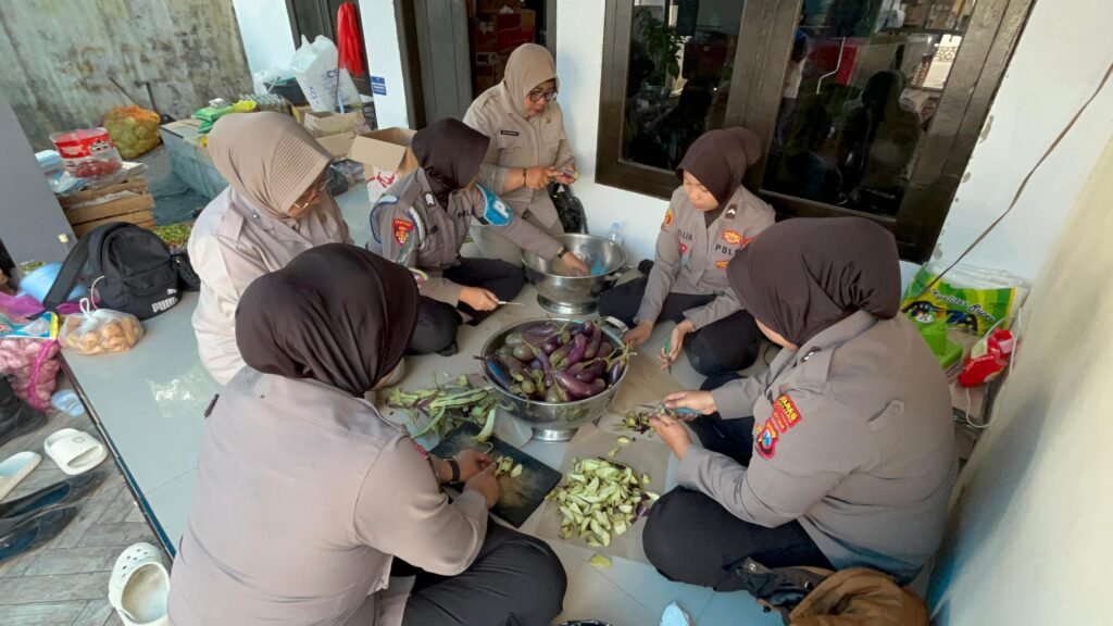 Polwan dan PNS Polres Lumajang Masak di Dapur Umum untuk Warga Terdampak Erupsi Semeru