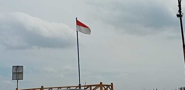 Sungguh Disayangkan, Bendera Kebangsaan Terbiarkan Robek di UPTD Pelabuhan Sungai Lais