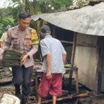 Polres Lumajang Evakuasi Pohon Tumbang di Kecamatan Padang