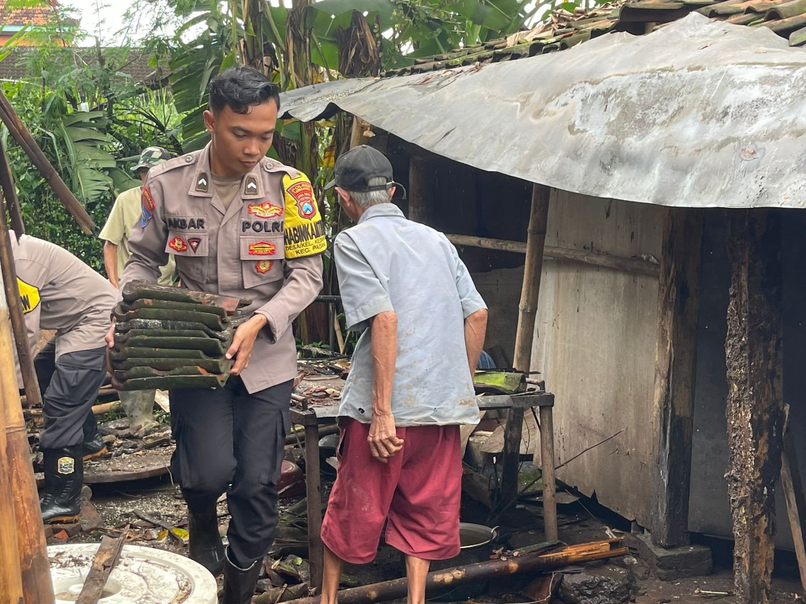 Polres Lumajang Evakuasi Pohon Tumbang di Kecamatan Padang