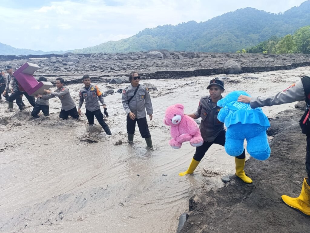 Personel Gabungan Lakukan Aksi Kemanusiaan Pascabencana Lahar Semeru di Sumberlangsep