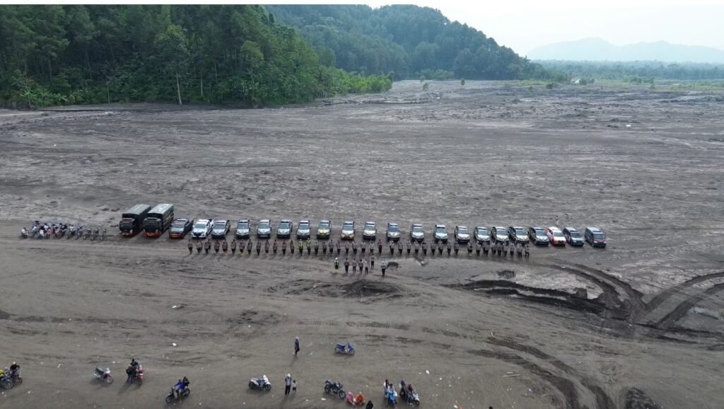 Personel Gabungan Evakuasi Barang Warga Terdampak Banjir Lahar Dingin Semeru