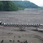 Personel Gabungan Evakuasi Barang Warga Terdampak Banjir Lahar Dingin Semeru