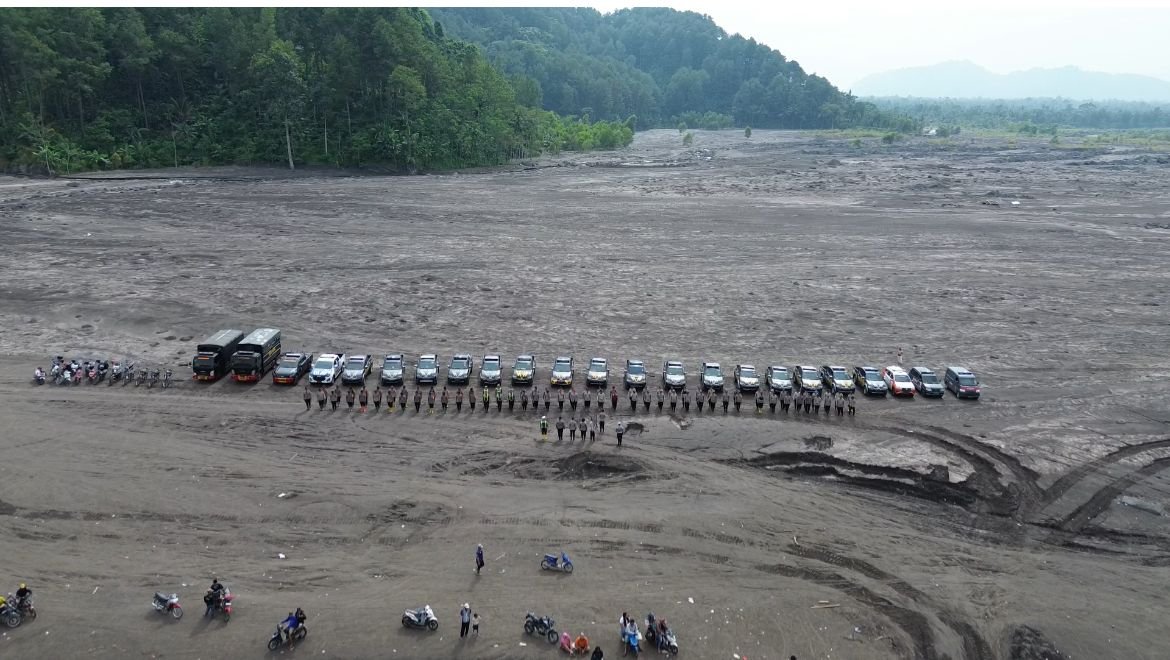 Personel Gabungan Evakuasi Barang Warga Terdampak Banjir Lahar Dingin Semeru