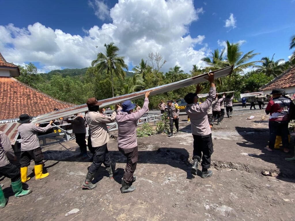 Pasca Banjir Lahar Semeru, Polres Lumajang Evakuasi Barang Warga dan Bersihkan Material Vulkanik  Lumajang – Pasca banjir lahar dingin Gunung Semeru yang mengakibatkan sejumlah rumah dan masjid tertimbun material vulkanik, Polres Lumajang turun langsung membantu masyarakat terdampak di Dusun Sumberlangsep, Desa Jugosari, Kecamatan Candipuro, Kabupaten Lumajang.  Kegiatan kemanusiaan tersebut dipimpin langsung oleh Kapolres Lumajang, AKBP Alex Sandy Siregar, S.I.K., S.H., M.H., dengan melibatkan personel Polres Lumajang yang dibantu oleh Brimob Polda Jawa Timur.  Pantauan di lokasi, petugas gabungan melakukan evakuasi barang-barang milik warga yang masih bisa diselamatkan, sekaligus membersihkan material vulkanik yang mengendap di dalam rumah warga.   Selain itu, petugas juga melakukan pembongkaran atap galvalum pada bangunan masjid yang tertimbun material lahar agar tidak membahayakan warga sekitar.  Tidak hanya itu, personel kepolisian juga membantu warga menyeberangi derasnya aliran lahar di Sungai Regoyo, guna memastikan keselamatan masyarakat yang masih beraktivitas di sekitar lokasi terdampak bencana.  Kapolres Lumajang AKBP Alex Sandy Siregar mengatakan bahwa kehadiran Polri di lokasi bencana merupakan bentuk nyata kepedulian dan tanggung jawab kepada masyarakat.  “Polri hadir untuk membantu masyarakat yang terdampak bencana. Kami berupaya semaksimal mungkin mengevakuasi barang-barang warga, membersihkan material lahar, serta memastikan keselamatan masyarakat, termasuk membantu penyeberangan di titik-titik rawan,” ujar AKBP Alex Sandy Siregar di sela kegiatan.  Ia juga mengimbau masyarakat untuk tetap waspada terhadap potensi banjir lahar susulan, mengingat intensitas curah hujan di kawasan lereng Gunung Semeru masih cukup tinggi.  “Kami mengimbau warga agar tetap mengikuti arahan petugas dan tidak memaksakan diri beraktivitas di area berbahaya. Keselamatan adalah yang utama,” pungkasnya.  Polres Lumajang memastikan akan terus bersinergi dengan instansi terkait dalam penanganan pascabencana serta memberikan pendampingan kepada masyarakat hingga kondisi benar-benar aman.