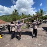 Pasca Banjir Lahar Semeru, Polres Lumajang Evakuasi Barang Warga dan Bersihkan Material Vulkanik Lumajang – Pasca banjir lahar dingin Gunung Semeru yang mengakibatkan sejumlah rumah dan masjid tertimbun material vulkanik, Polres Lumajang turun langsung membantu masyarakat terdampak di Dusun Sumberlangsep, Desa Jugosari, Kecamatan Candipuro, Kabupaten Lumajang. Kegiatan kemanusiaan tersebut dipimpin langsung oleh Kapolres Lumajang, AKBP Alex Sandy Siregar, S.I.K., S.H., M.H., dengan melibatkan personel Polres Lumajang yang dibantu oleh Brimob Polda Jawa Timur. Pantauan di lokasi, petugas gabungan melakukan evakuasi barang-barang milik warga yang masih bisa diselamatkan, sekaligus membersihkan material vulkanik yang mengendap di dalam rumah warga. Selain itu, petugas juga melakukan pembongkaran atap galvalum pada bangunan masjid yang tertimbun material lahar agar tidak membahayakan warga sekitar. Tidak hanya itu, personel kepolisian juga membantu warga menyeberangi derasnya aliran lahar di Sungai Regoyo, guna memastikan keselamatan masyarakat yang masih beraktivitas di sekitar lokasi terdampak bencana. Kapolres Lumajang AKBP Alex Sandy Siregar mengatakan bahwa kehadiran Polri di lokasi bencana merupakan bentuk nyata kepedulian dan tanggung jawab kepada masyarakat. “Polri hadir untuk membantu masyarakat yang terdampak bencana. Kami berupaya semaksimal mungkin mengevakuasi barang-barang warga, membersihkan material lahar, serta memastikan keselamatan masyarakat, termasuk membantu penyeberangan di titik-titik rawan,” ujar AKBP Alex Sandy Siregar di sela kegiatan. Ia juga mengimbau masyarakat untuk tetap waspada terhadap potensi banjir lahar susulan, mengingat intensitas curah hujan di kawasan lereng Gunung Semeru masih cukup tinggi. “Kami mengimbau warga agar tetap mengikuti arahan petugas dan tidak memaksakan diri beraktivitas di area berbahaya. Keselamatan adalah yang utama,” pungkasnya. Polres Lumajang memastikan akan terus bersinergi dengan instansi terkait dalam penanganan pascabencana serta memberikan pendampingan kepada masyarakat hingga kondisi benar-benar aman.