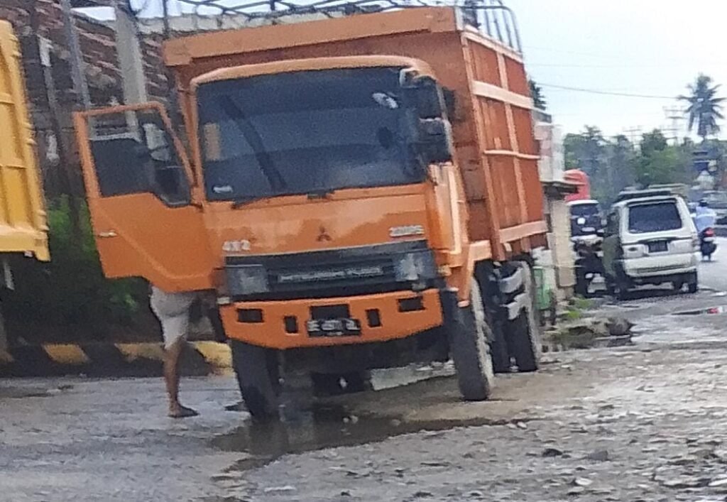 “Tiga Kendaraan Fuso Pengecor BBM Subsidi Muncul di Lampung, Oknum YN Klaim Punya – Polda Langsung Tindak”