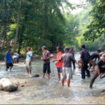 Jembatan Penghubung Dua Desa di Cariu Bogor Terbawa Arus Banjir Bandang 