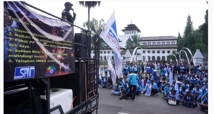 Demo Ribuan Buruh Kepung Gedung Sate, Pemangkasan UMSK Tidak Sesuai Kesepakatan