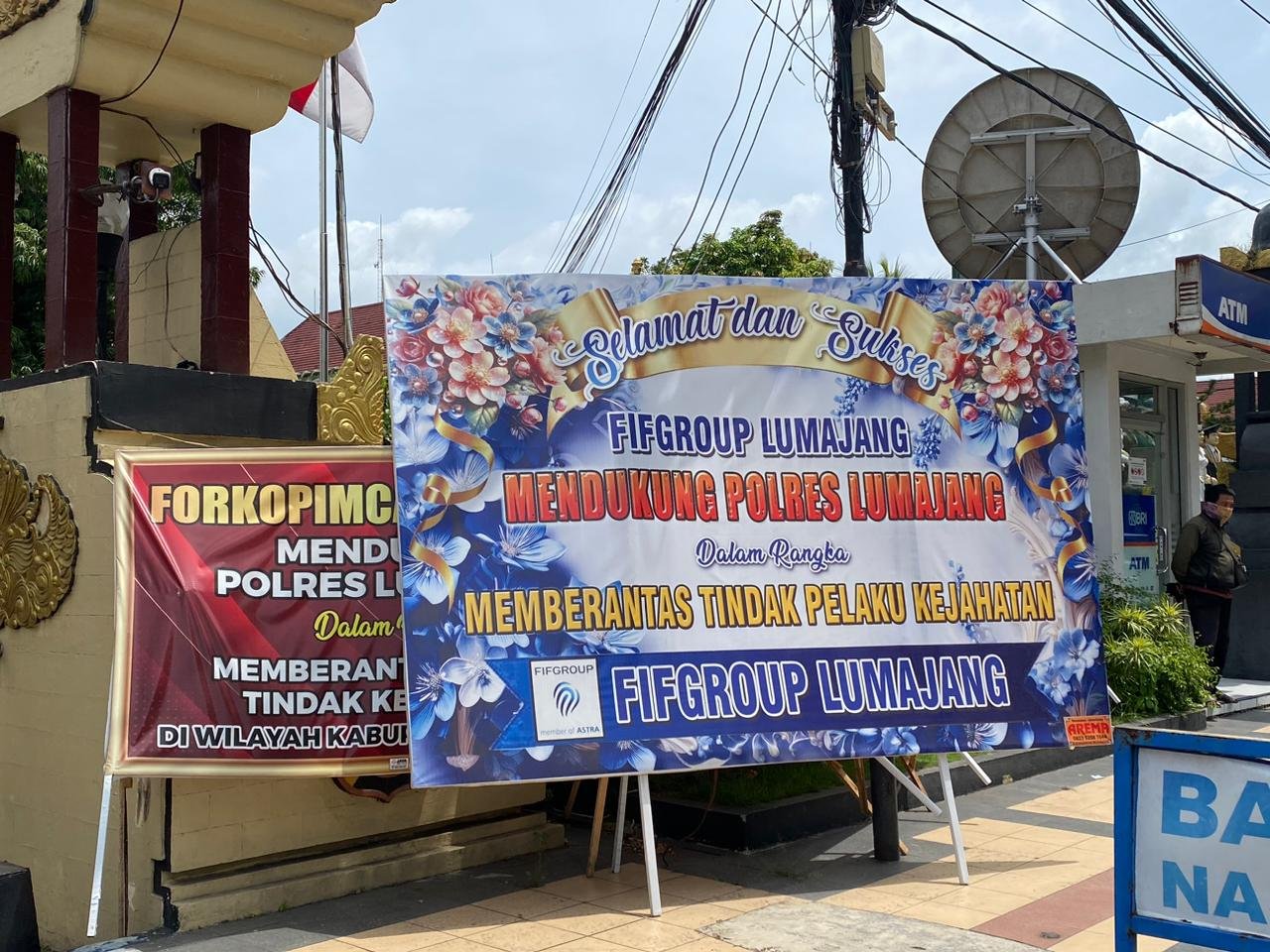 Polres Lumajang Terima Karangan Bunga dan Banner Dukungan Tindak Tegas Pelaku Kejahatan
