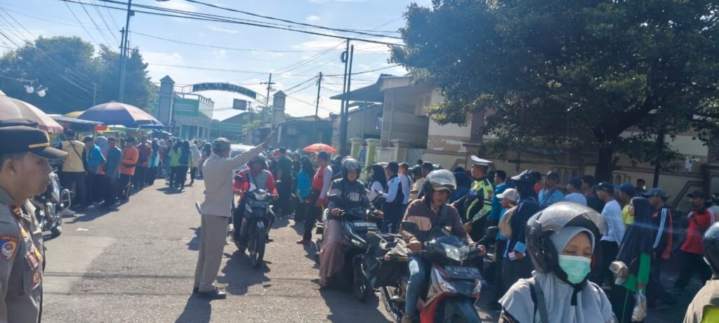 Polisi Amankan Jalan Sehat Hari Amal Bakti Kemenag ke-80 di Lumajang