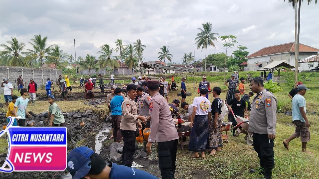 Polsek Pasirian Bersama Koramil Gelar Kerja Bakti di Ponpes Hidayatul Mustofa