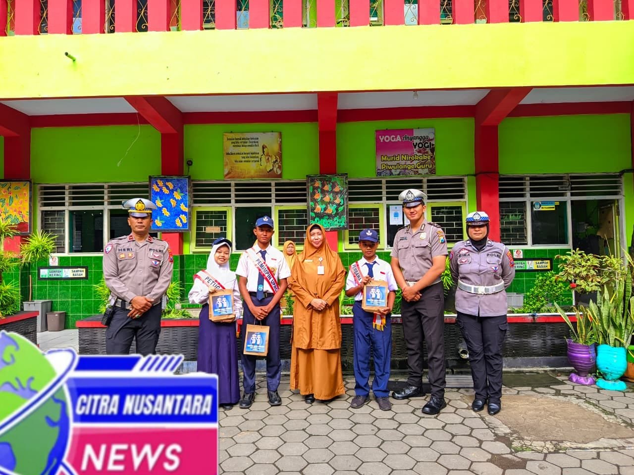 Tekan Pelanggaran Pelajar, Satlantas Polres Lumajang Gelar Police Goes to School di SMPN 5 Lumajang