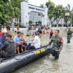 TNI Kerahkan Personel untuk Bantu Warga Terdampak Banjir di Penjaringan