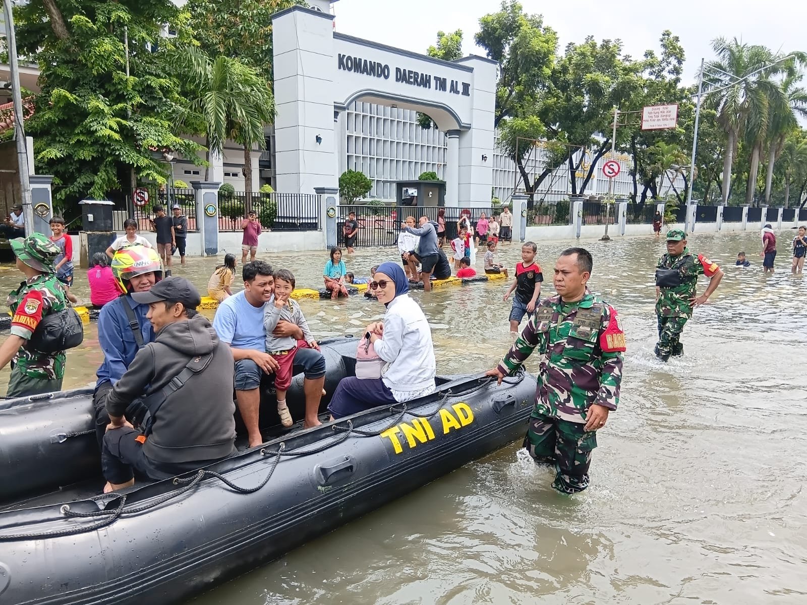 TNI Kerahkan Personel untuk Bantu Warga Terdampak Banjir di Penjaringan