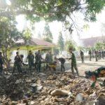 Aksi Taruna Akademi TNI Bersihkan Sekolah Pascabanjir di Aceh Tamiang