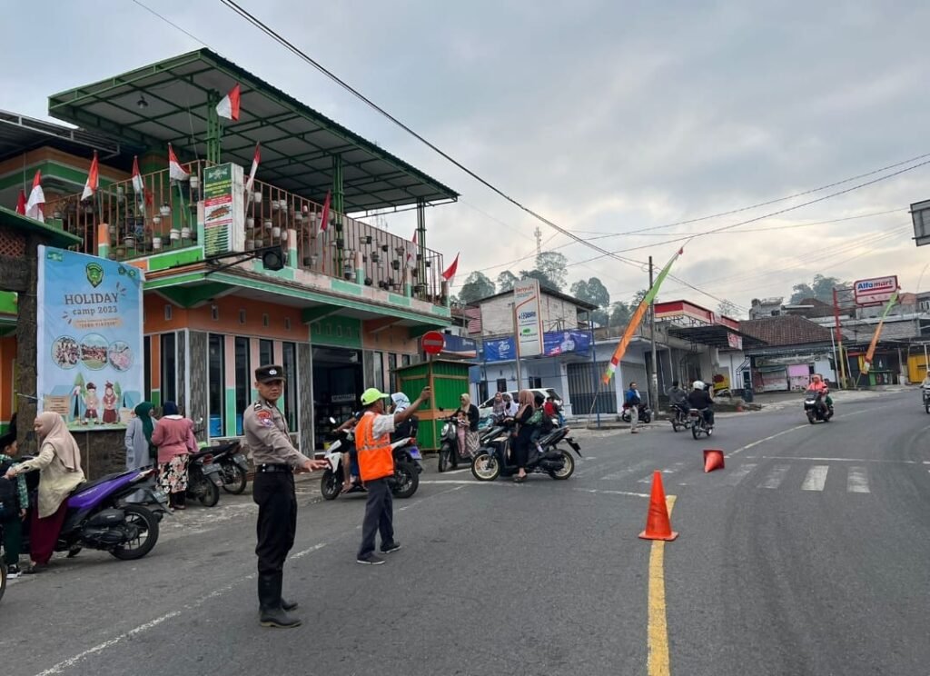 Polsek Pasrujambe Laksanakan Program “Polisi Ketok”, Atur Arus Lalu Lintas Pagi Hari