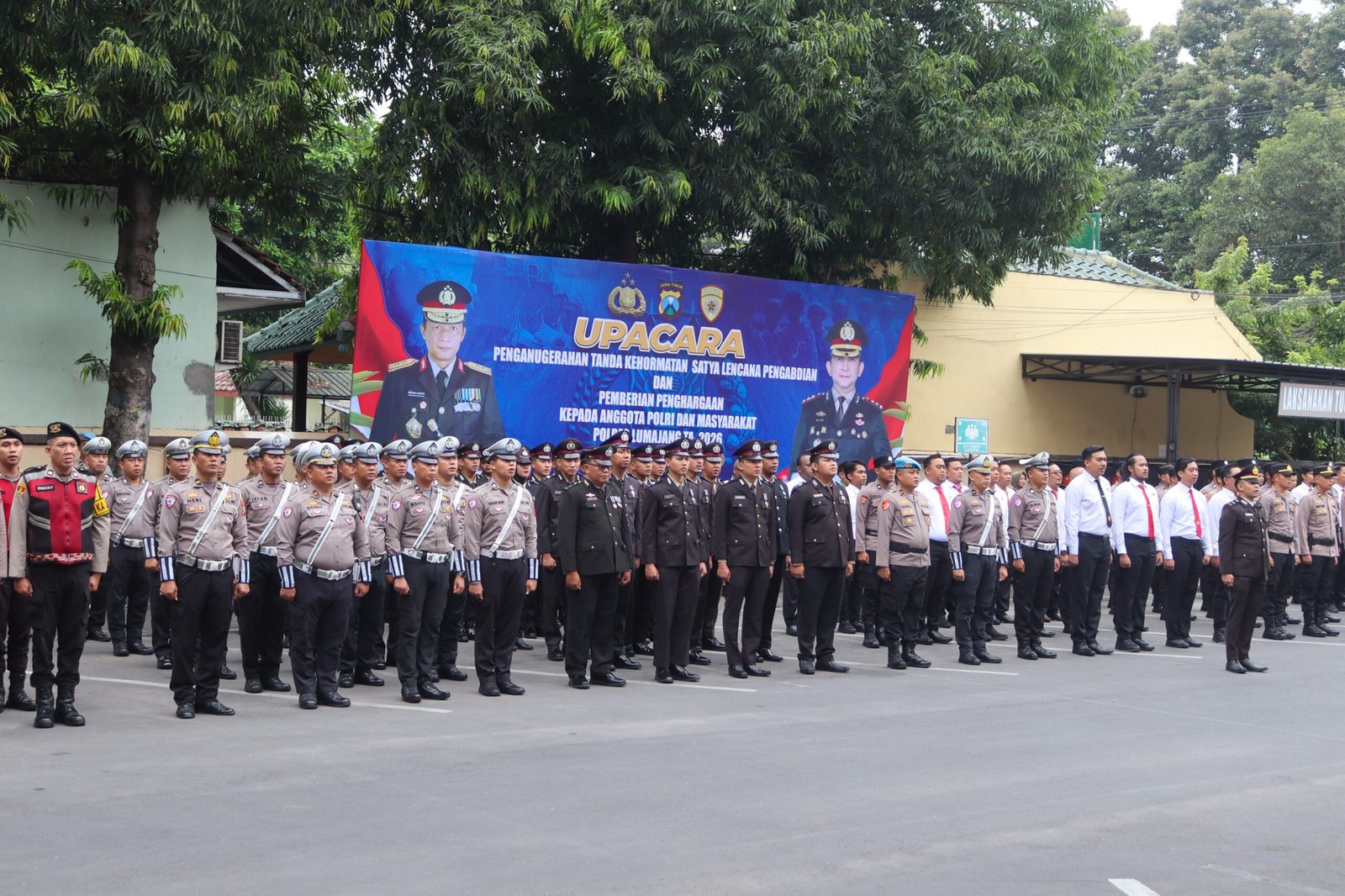 35 Personel Polres Lumajang Terima Tanda Kehormatan Satya Lencana Pengabdian