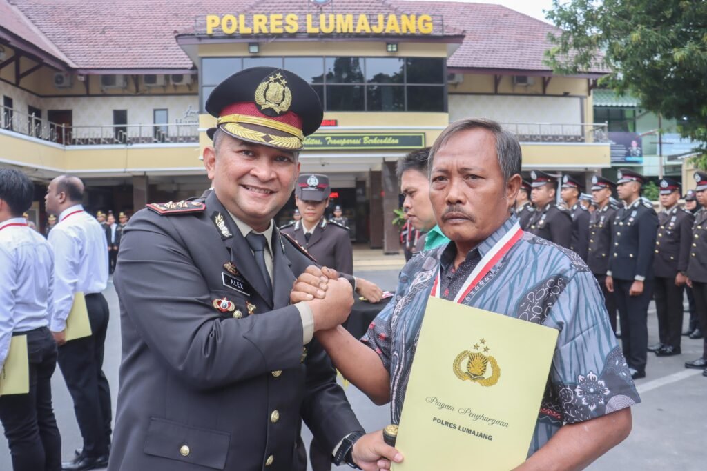 Kapolres Lumajang Beri Penghargaan Personel Satreskrim dan Warga Berprestasi
