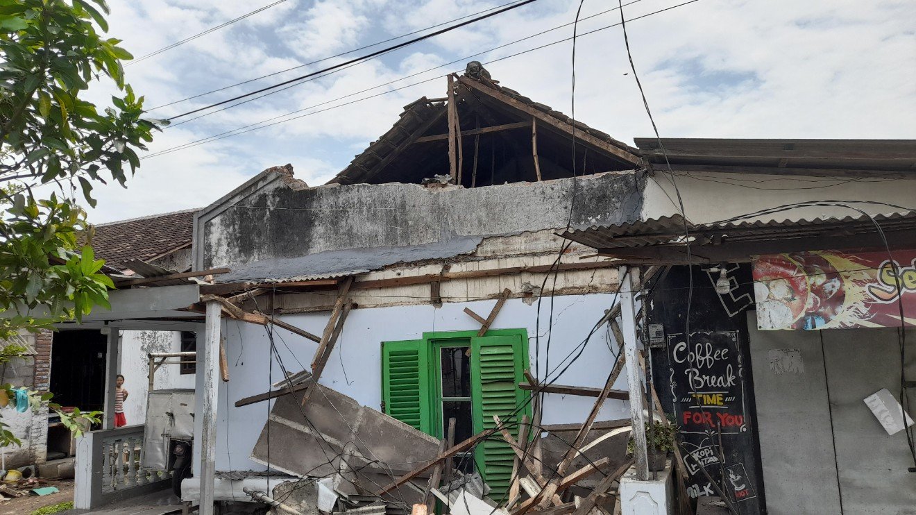 “Truk Kontainer Tersangkut Kabel di Lumajang, Seret Rumah Warga dan Ganggu Lalu Lintas Dekat Rel KA”