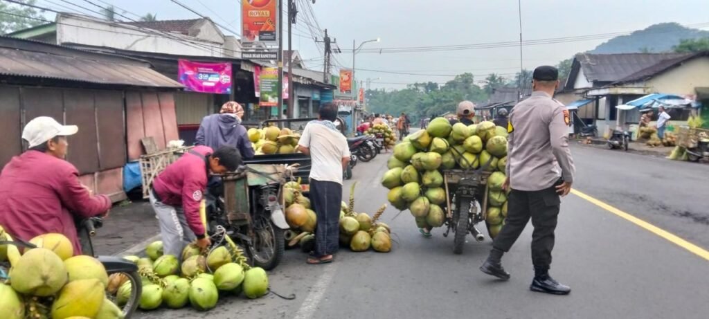 Polsek Ranuyoso Lakukan Pengaturan Lalu Lintas di Pasar Buah, Pedagang Diimbau Tak Gunakan Badan Jalan