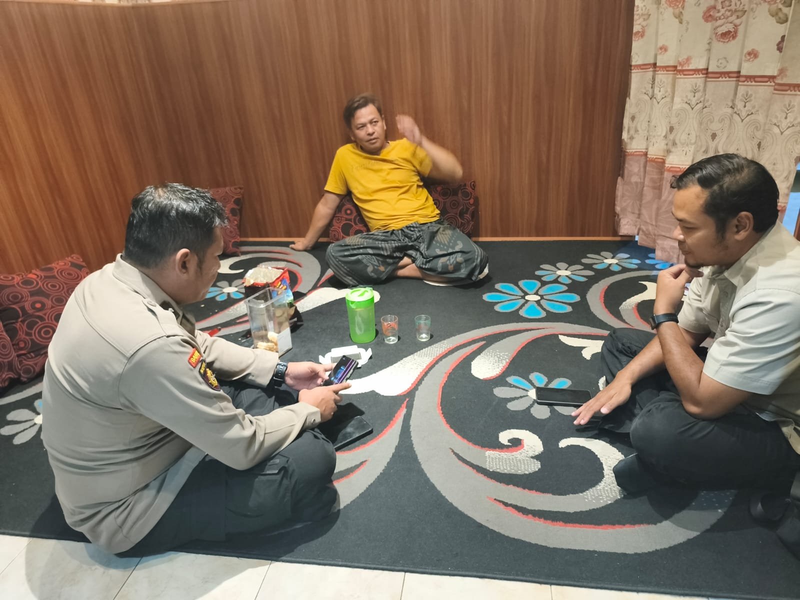 Polsek Pasrujambe Silaturahmi ke Kades Pagowan, Perkuat Sinergi Jaga Kamtibmas