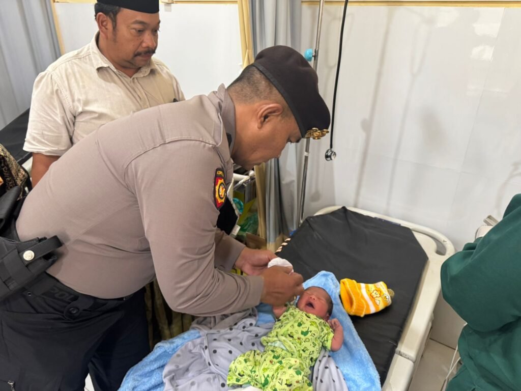 Anggota Polres Lumajang Evakuasi Bayi yang Ditemukan di Warung Dekat Jembatan Curah Kebo