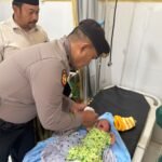 Anggota Polres Lumajang Evakuasi Bayi yang Ditemukan di Warung Dekat Jembatan Curah Kebo