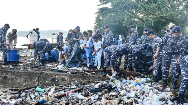 Nyatakan Perang Terhadap Sampah, TNI Bergerak Serentak Bersihkan Lingkungan