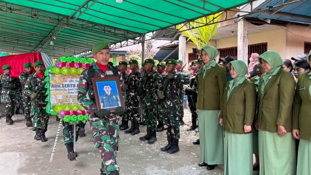 Upacara Militer Iringi Pemakaman Sertu Arifin Cepa yang Gugur dalam Tugas