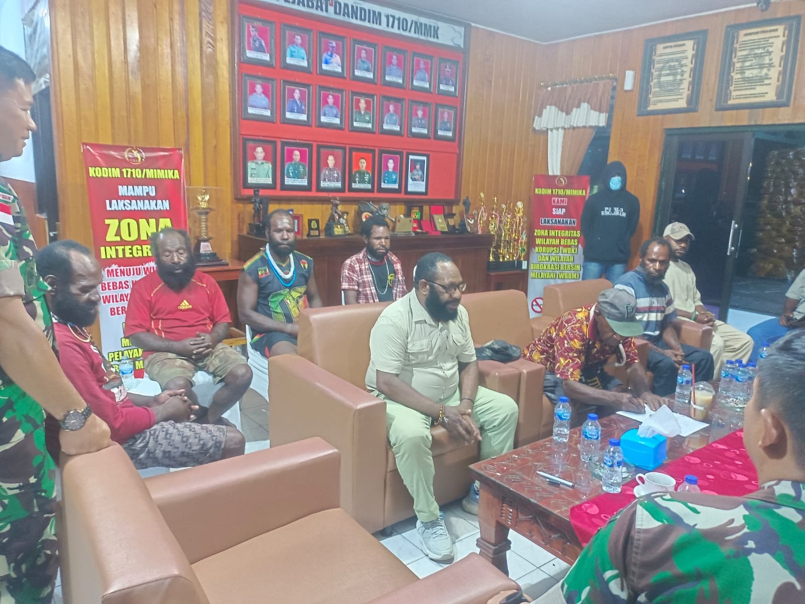 Enam Warga Diserahkan Kepada Perwakilan Keluarga, Kodim 1710/Mimika Tegaskan Proses Sesuai Prosedur Hukum