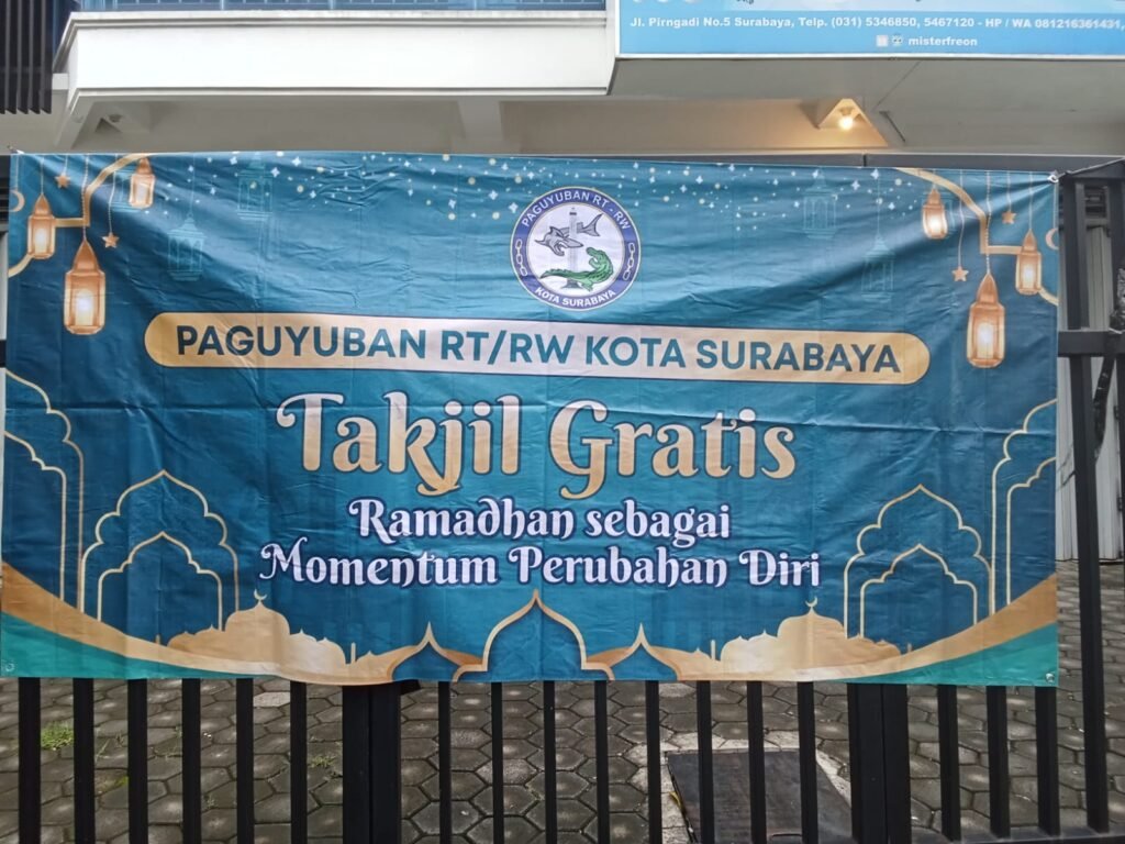 Kompak di bulan Ramadan paguyupan RT/RW Surabaya bagikan takjil untuk warga di koplen bubutan.