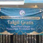 Kompak di bulan Ramadan paguyupan RT/RW Surabaya bagikan takjil untuk warga di koplen bubutan.