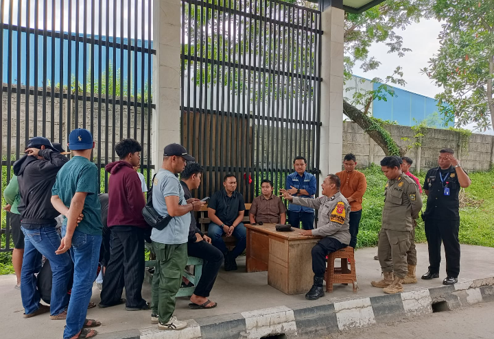 Warga Desa Bantarjati Demo Perusahaan, Kecewa Penerimaan Tenaga Kerja Jadi Ajang Bisnis 
