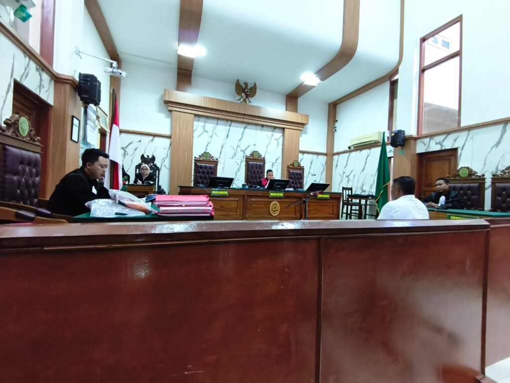 GEMPAR…! Mantan Kades Kalidilem Cuma Dituntut 1,6 Tahun, Padahal Berbelit & Tak Punya Itikad Baik, Ancaman Aslinya 4 Tahun Penjara