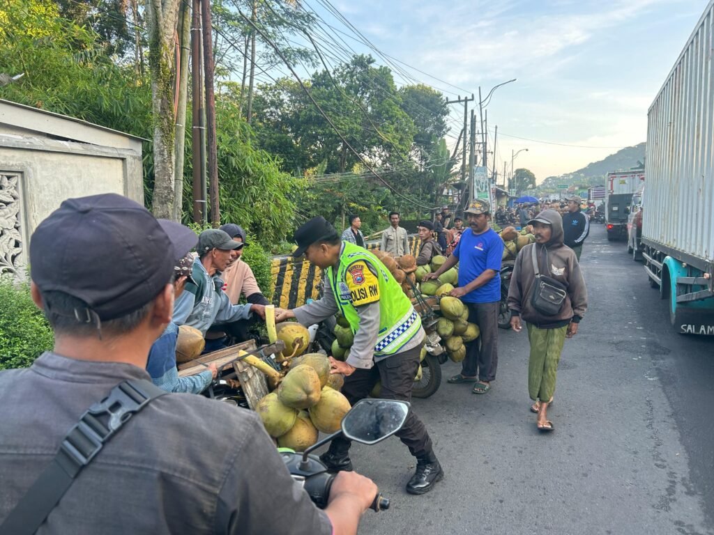 Polsek Ranuyoso Atur Lalin di Pasar Buah, Antisipasi Kemacetan Sejak Pagi