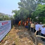 Lurah Pegadungan Klarifikasi Isu Sampah dan Bangunan Liar di Jalan Jambu Air