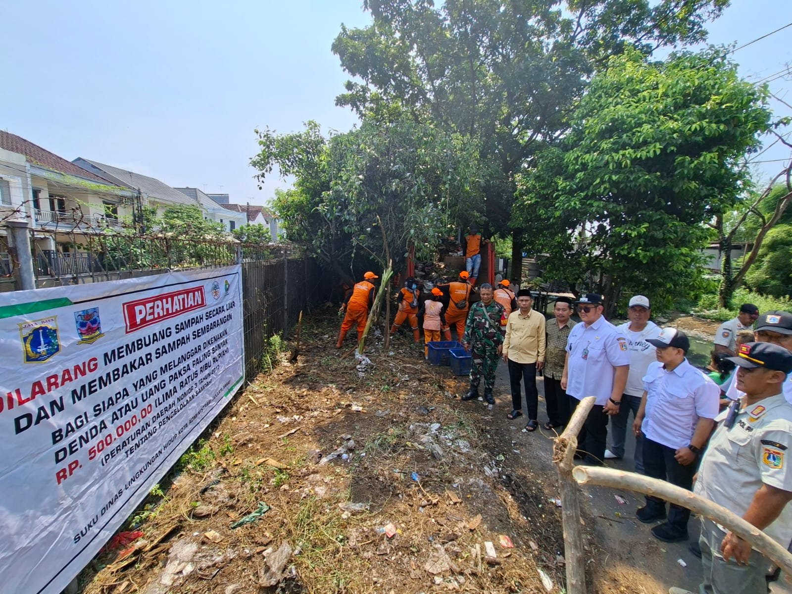 Lurah Pegadungan Klarifikasi Isu Sampah dan Bangunan Liar di Jalan Jambu Air