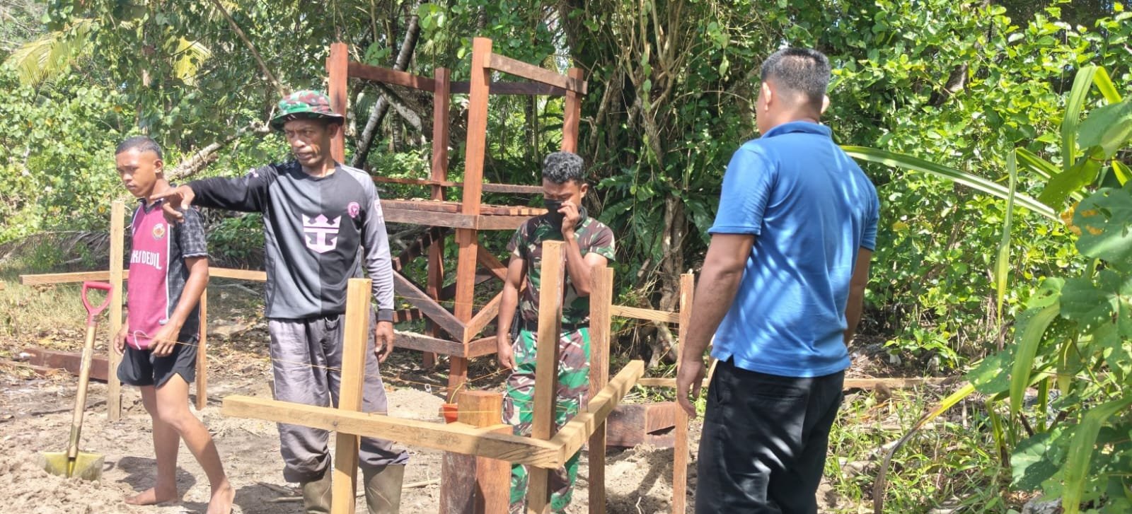 Satgas TMMD Bangun Fasilitas 5 Unit MCK Umum untuk Warga Kampung Keakwa