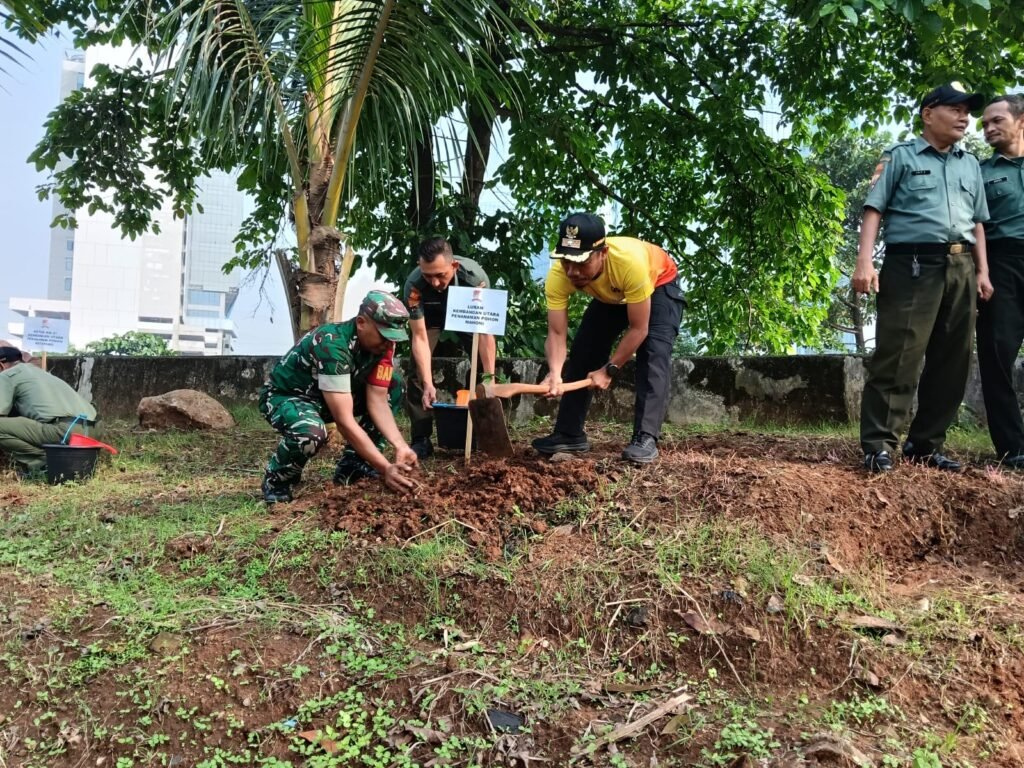 25 Pohon Produktif Ditanam di Kembangan Utara, Perkuat Sinergi TNI dan Masyarakat