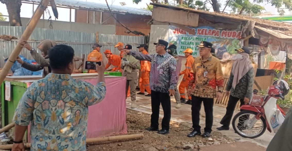 Camat Kalideres Pimpin Penertiban 6 Bangunan Liar di Aset Pemprov DKI