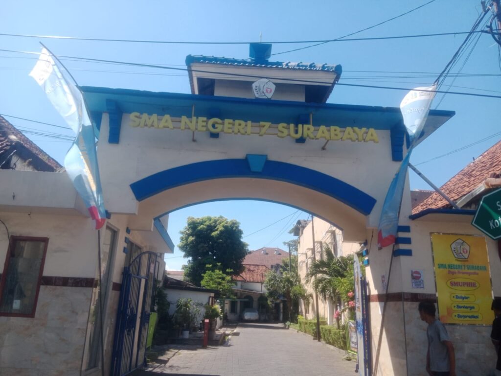 Dikejar pertanyaan wartawan,kepsek sman7 surabaya justru menghilang.