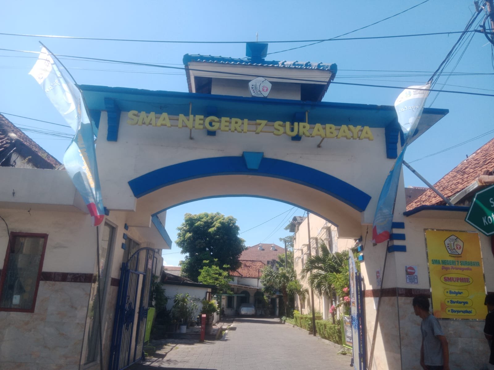 Dikejar pertanyaan wartawan,kepsek sman7 surabaya justru menghilang.