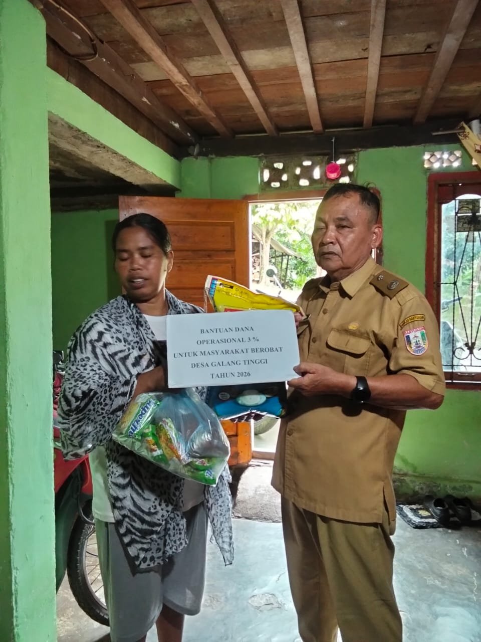 Pemdes Galang Tinggi Salurkan Dana 3 Persen Dana Desa untuk Bantuan Berobat dan Sembako Warga