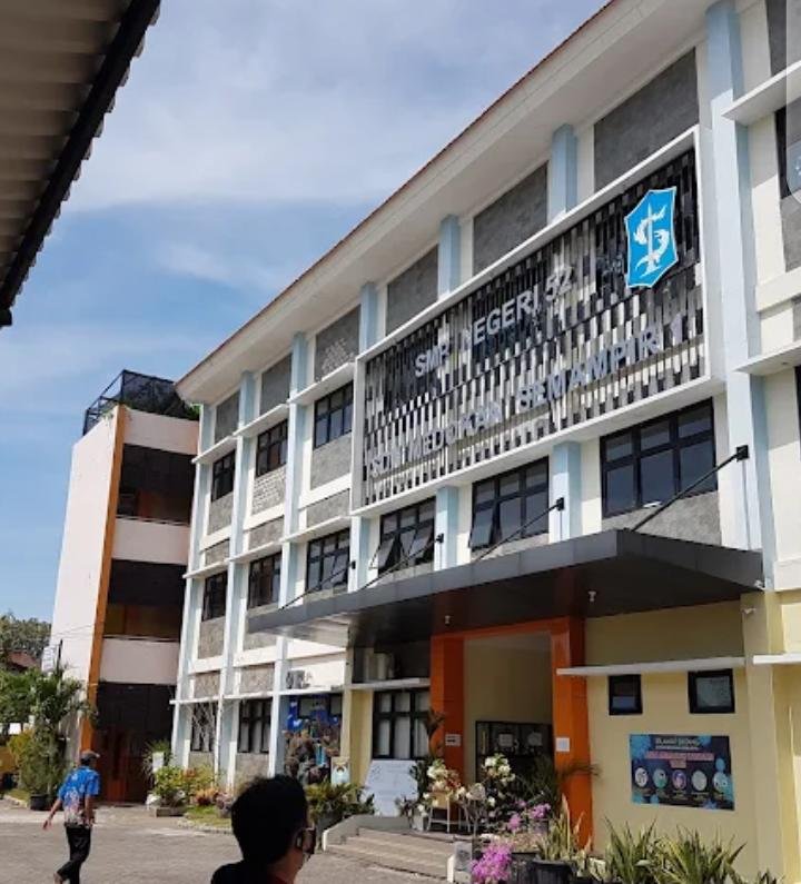 Diduga Hindari klarifikasi,Bendahara BOS SMPN 52 Surabaya Bungkam soal DANA PPDB.