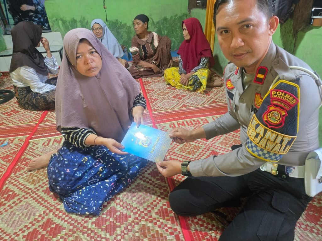 Satlantas Polres Banyuasin Kawal Jenazah Korban Kecelakaan Maut Bus ALS Menuju Mandailing Natal  Humas Polres Banyuasin Polda Sumsel  Banyuasin – Satuan Lalu Lintas (Satlantas) Polres Banyuasin melaksanakan pengantaran dan pengawalan jenazah korban kecelakaan maut yang melibatkan Bus ALS dan truk tangki di wilayah Musi Rawas Utara (Muratara), Sumatera Selatan. Pengawalan yang digelar pada hari Sabtu ini ditujukan untuk mengantar jenazah ke rumah duka di Kabupaten Mandailing Natal, Sumatera Utara.  Kegiatan pengawalan tersebut merupakan tindak lanjut dari petunjuk dan arahan Kapolda Sumatera Selatan melalui Dirlantas Polda Sumsel serta Kapolres Banyuasin. Proses pengawalan dilakukan secara bersama jajaran kepolisian lintas daerah guna memastikan jenazah para korban dapat tiba dengan selamat, aman, dan tepat waktu di kampung halaman.  Jenazah yang dikawal merupakan korban yang telah berhasil diidentifikasi oleh Tim Disaster Victim Identification (DVI) Polri di RS Bhayangkara Palembang. Mengingat lokasi rumah duka yang berada di luar provinsi, Satlantas Polres Banyuasin turun tangan mengawal proses pemulangan dengan mobil ambulans hingga ke perbatasan atau titik serah terima pengawalan antar wilayah.  “Pengawalan ini adalah bentuk kepedulian dan pelayanan kemanusiaan Polri, khususnya dalam meringankan beban keluarga korban yang tengah berduka. Kami ingin memastikan jenazah sampai ke tempat peristirahatan terakhir dengan penuh penghormatan dan keamanan,” ujar salah satu perwira Satlantas Polres Banyuasin yang memimpin langsung jalannya pengawalan.  Sepanjang perjalanan, personel Satlantas Polres Banyuasin memastikan iring-iringan ambulans mendapatkan prioritas dan terhindar dari hambatan lalu lintas. Pengawalan estafet ini melibatkan koordinasi intensif dengan Satlantas dan jajaran Polda antarwilayah hingga lintas provinsi, termasuk saat memasuki wilayah Sumatera Utara menuju Mandailing Natal.  Dengan adanya pengawalan ini, diharapkan proses pemulangan jenazah korban kecelakaan bus ALS dapat berjalan lancar dan keluarga yang ditinggalkan mendapat ketenangan serta kepercayaan penuh terhadap kinerja aparat kepolisian dalam memberikan rasa aman di tengah musibah.