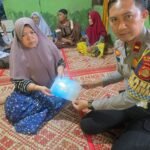 Satlantas Polres Banyuasin Kawal Jenazah Korban Kecelakaan Maut Bus ALS Menuju Mandailing Natal  Humas Polres Banyuasin Polda Sumsel  Banyuasin – Satuan Lalu Lintas (Satlantas) Polres Banyuasin melaksanakan pengantaran dan pengawalan jenazah korban kecelakaan maut yang melibatkan Bus ALS dan truk tangki di wilayah Musi Rawas Utara (Muratara), Sumatera Selatan. Pengawalan yang digelar pada hari Sabtu ini ditujukan untuk mengantar jenazah ke rumah duka di Kabupaten Mandailing Natal, Sumatera Utara.  Kegiatan pengawalan tersebut merupakan tindak lanjut dari petunjuk dan arahan Kapolda Sumatera Selatan melalui Dirlantas Polda Sumsel serta Kapolres Banyuasin. Proses pengawalan dilakukan secara bersama jajaran kepolisian lintas daerah guna memastikan jenazah para korban dapat tiba dengan selamat, aman, dan tepat waktu di kampung halaman.  Jenazah yang dikawal merupakan korban yang telah berhasil diidentifikasi oleh Tim Disaster Victim Identification (DVI) Polri di RS Bhayangkara Palembang. Mengingat lokasi rumah duka yang berada di luar provinsi, Satlantas Polres Banyuasin turun tangan mengawal proses pemulangan dengan mobil ambulans hingga ke perbatasan atau titik serah terima pengawalan antar wilayah.  “Pengawalan ini adalah bentuk kepedulian dan pelayanan kemanusiaan Polri, khususnya dalam meringankan beban keluarga korban yang tengah berduka. Kami ingin memastikan jenazah sampai ke tempat peristirahatan terakhir dengan penuh penghormatan dan keamanan,” ujar salah satu perwira Satlantas Polres Banyuasin yang memimpin langsung jalannya pengawalan.  Sepanjang perjalanan, personel Satlantas Polres Banyuasin memastikan iring-iringan ambulans mendapatkan prioritas dan terhindar dari hambatan lalu lintas. Pengawalan estafet ini melibatkan koordinasi intensif dengan Satlantas dan jajaran Polda antarwilayah hingga lintas provinsi, termasuk saat memasuki wilayah Sumatera Utara menuju Mandailing Natal.  Dengan adanya pengawalan ini, diharapkan proses pemulangan jenazah korban kecelakaan bus ALS dapat berjalan lancar dan keluarga yang ditinggalkan mendapat ketenangan serta kepercayaan penuh terhadap kinerja aparat kepolisian dalam memberikan rasa aman di tengah musibah.